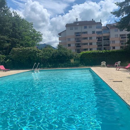 Kusmi Love Piscine Proche Du Lac آنسي المظهر الخارجي الصورة