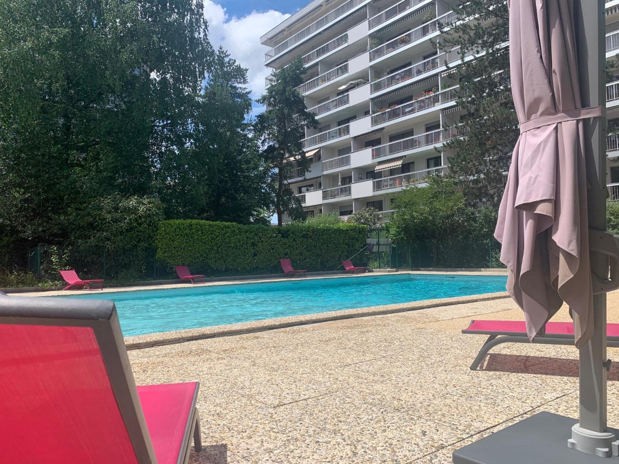 Kusmi Love Piscine Proche Du Lac آنسي المظهر الخارجي الصورة