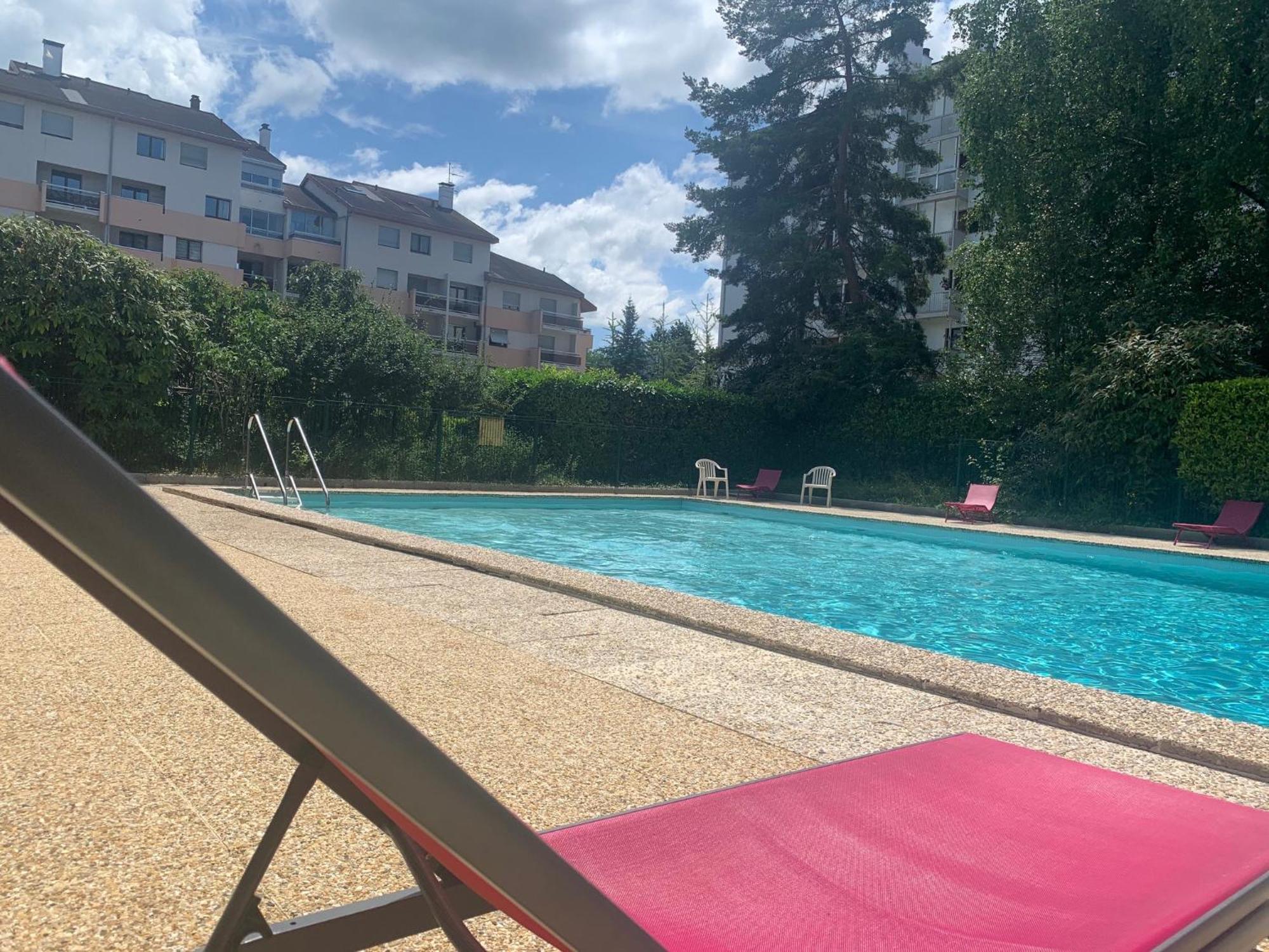 Kusmi Love Piscine Proche Du Lac آنسي المظهر الخارجي الصورة