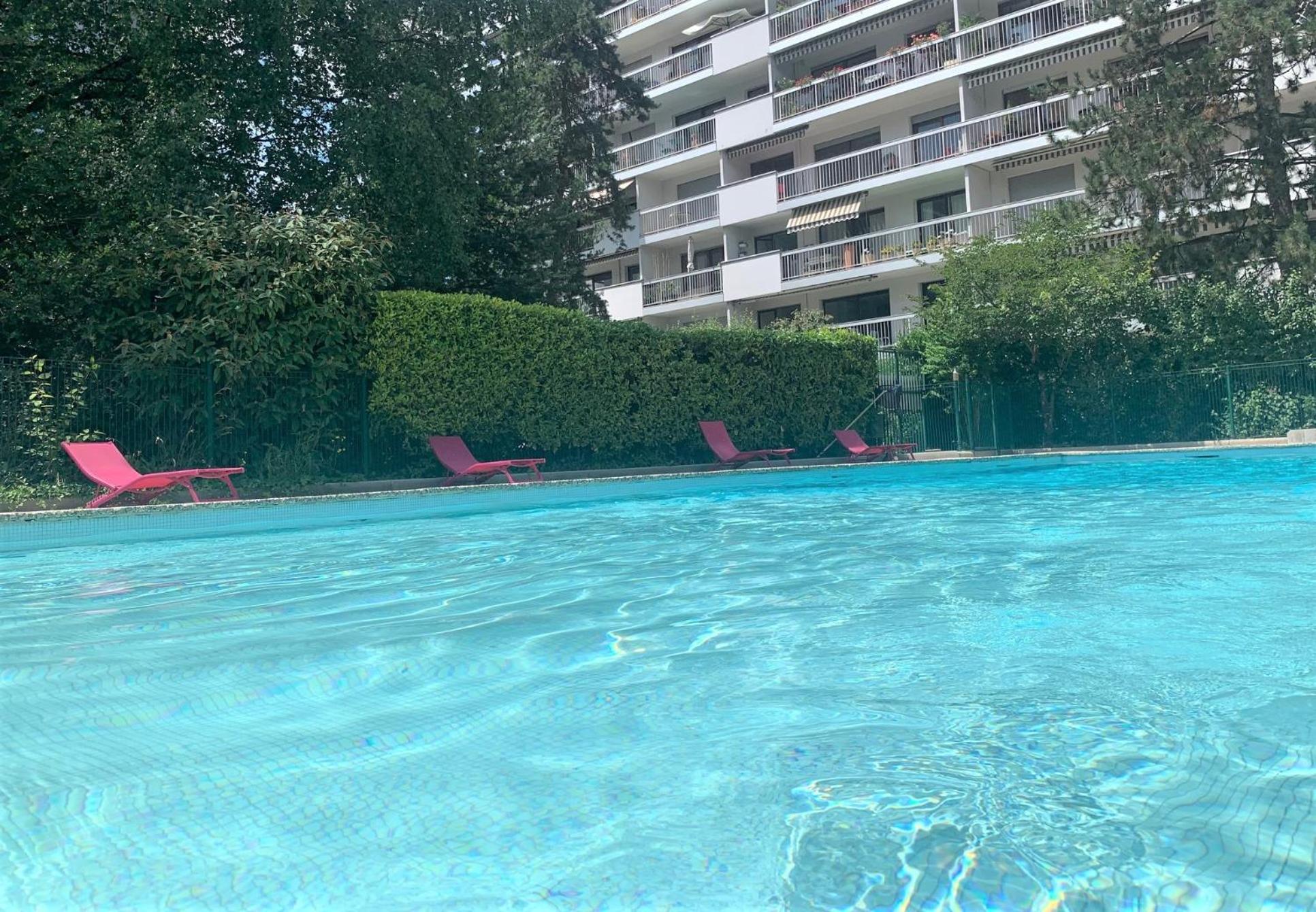 Kusmi Love Piscine Proche Du Lac آنسي المظهر الخارجي الصورة