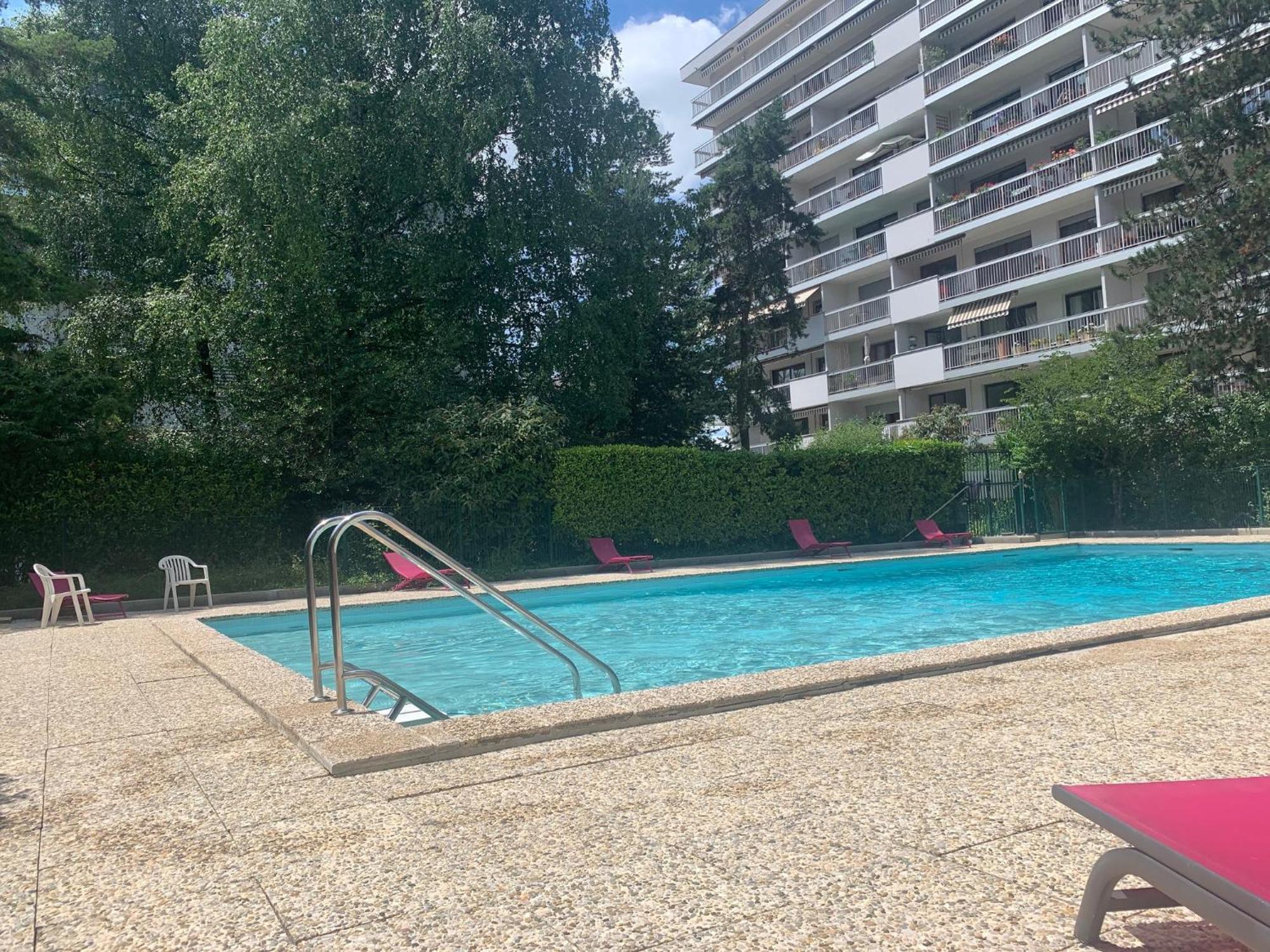 Kusmi Love Piscine Proche Du Lac آنسي المظهر الخارجي الصورة