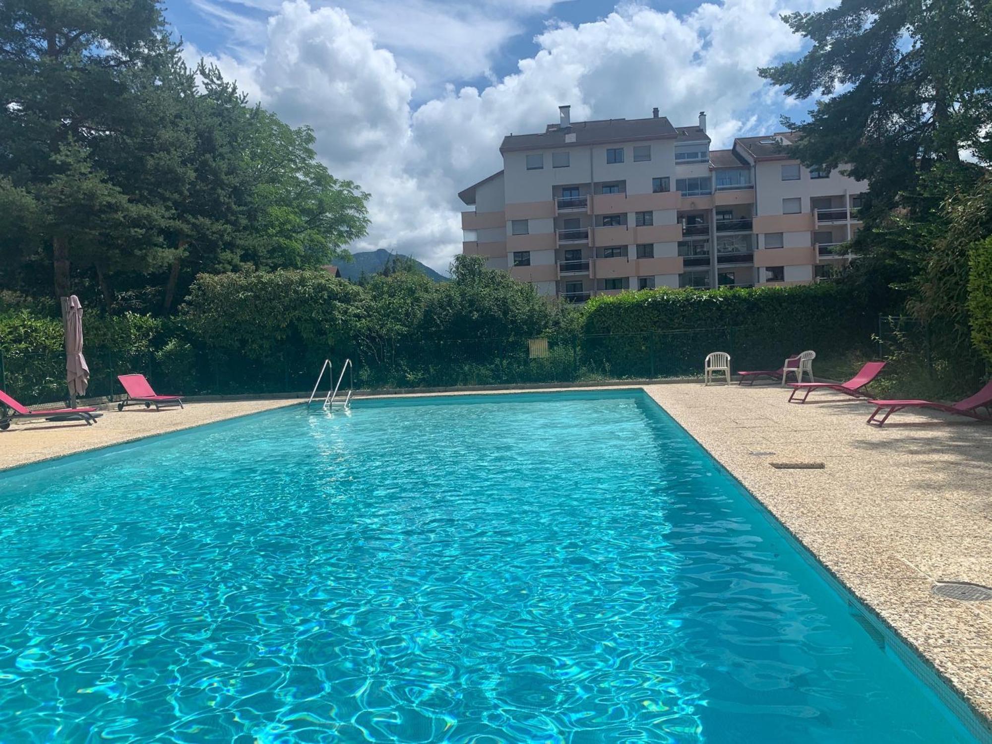 Kusmi Love Piscine Proche Du Lac آنسي المظهر الخارجي الصورة